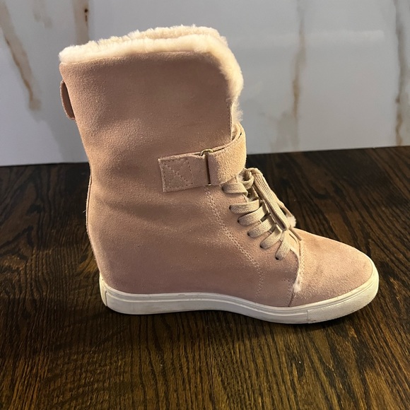 Ugg - Picture 5 of 11